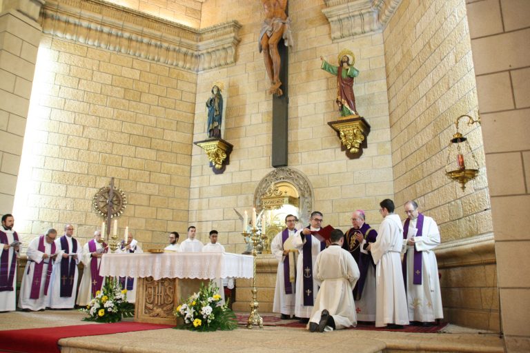 Carlos Arribas ha sido ordenado diácono en su parroquia natal