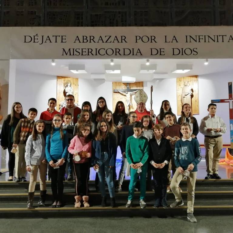 Monseñor José María Yanguas imparte la Confirmación a los de jóvenes de la parroquia de San Esteban