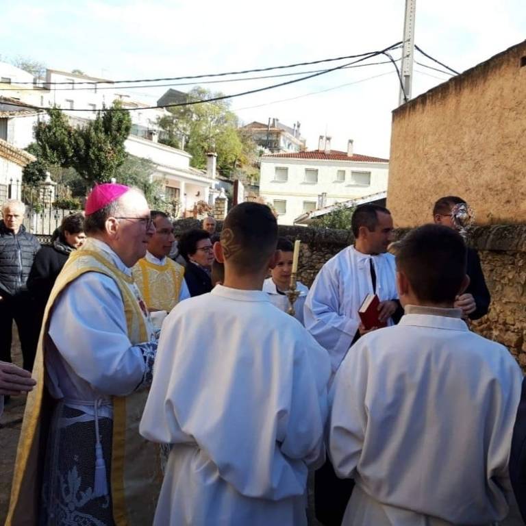 Monseñor José María Yanguas consagra la parroquia y el pueblo de Cañada del Hoyo al Sagrado Corazón