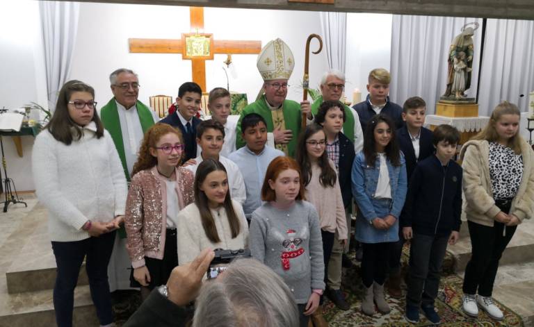 Monseñor José María Yanguas confirma a un grupo de jóvenes en la parroquia de Santa Ana de Cuenca
