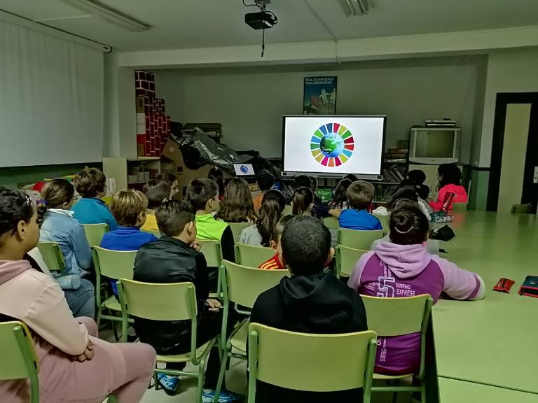 Cáritas conmemora el día de los derechos humanos con la inauguración de la exposición “objetivo planeta 2030” en Valera de Abajo