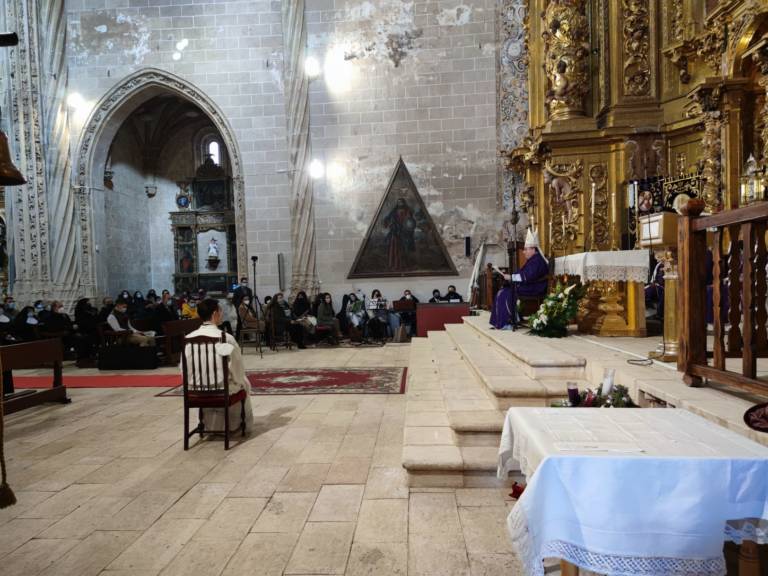 Monseñor José María Yanguas ordena diácono al seminarista Fidel Gómez Leal