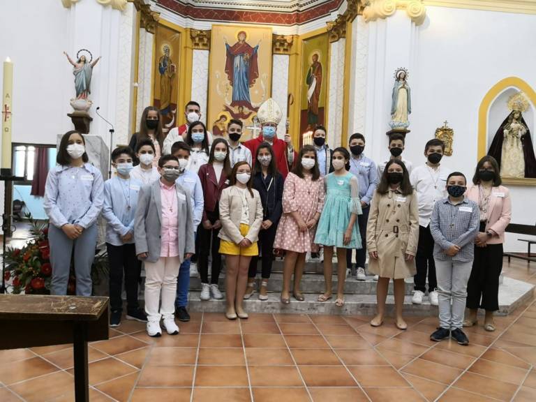 Monseñor José María Yanguas imparte la Confirmación a un grupo de jóvenes de Honrubia