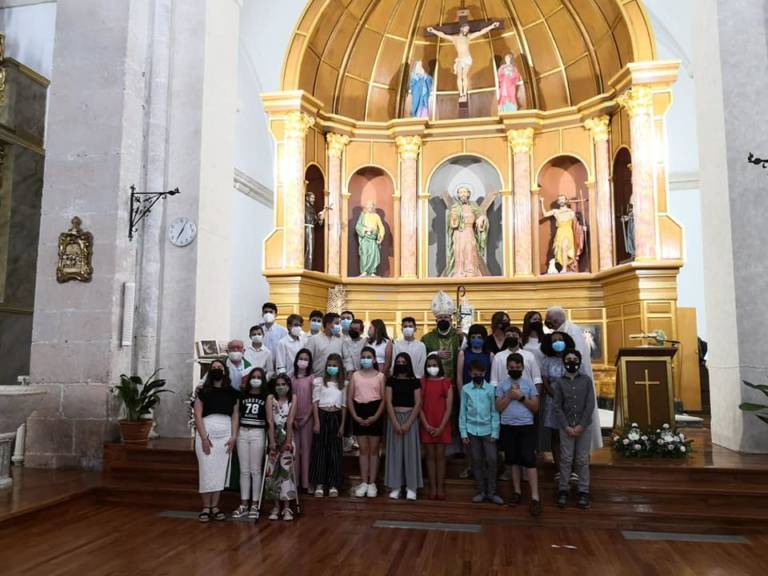 El Sr. Obispo imparte la Confirmación a un grupo de jóvenes de Fuente de Pedro Naharro