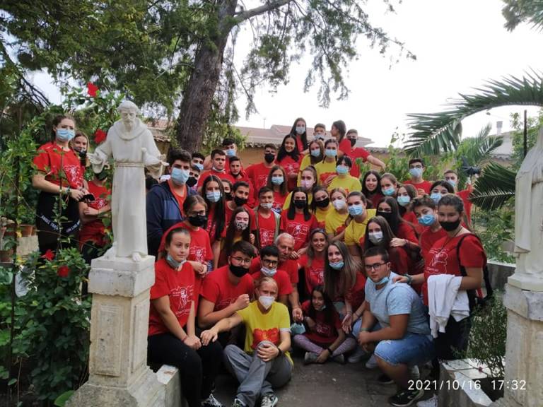 Alumnos de Religión de Casasimarro y Sisante colaboran en el acondicionamiento de las huertas del Monasterio de las Clarisas de Sisante