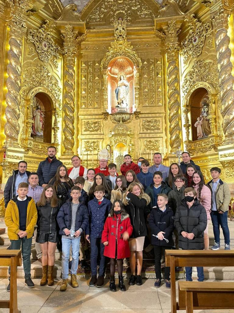 El Sr. Obispo imparte la Confirmación a un grupo de jóvenes en Horcajo de Santiago