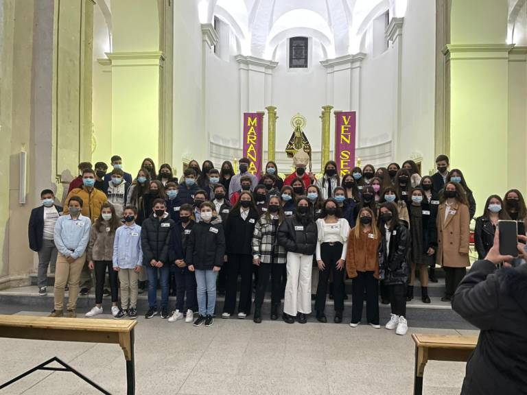 Monseñor José María Yanguas imparte la Confirmación a 60 jóvenes en Iniesta