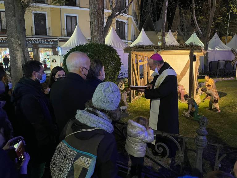 El Sr. Obispo inaugura y bendice el Belén de la Plaza de la Hispanidad en Cuenca