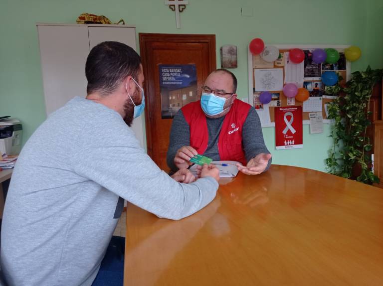 Cáritas diocesana de Cuenca impulsa un sistema de tarjetas monedero para dignificar el reparto de ayudas