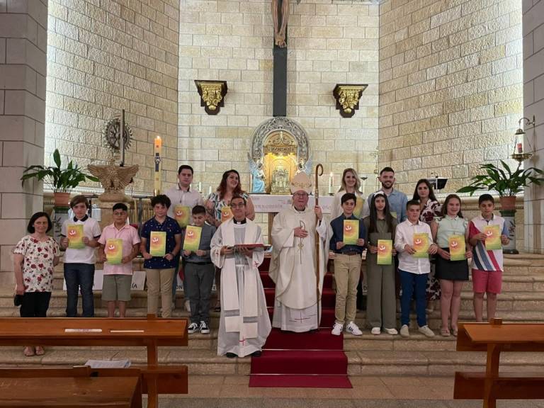 El Sr. Obispo imparte el sacramento de la Confirmación a un grupo de jóvenes de Casasimarro