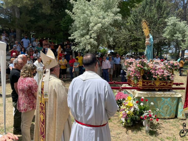 El Sr. Obispo participa en la procesión de la Virgen del Campillo en Tinajas
