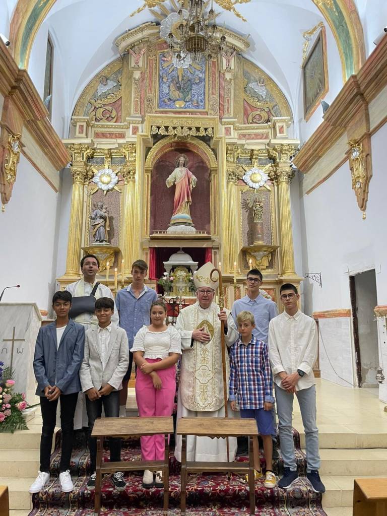 El Sr. Obispo administra el sacramento de la Confirmación a un grupo de jóvenes de Villar de Domingo García