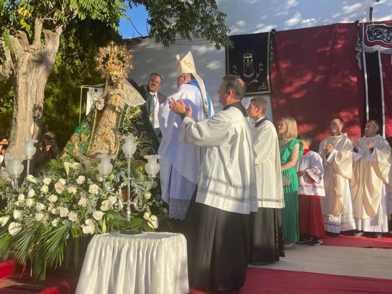 El Obispo de Cuenca corona a la Virgen de Trascastillo de El Cañavate