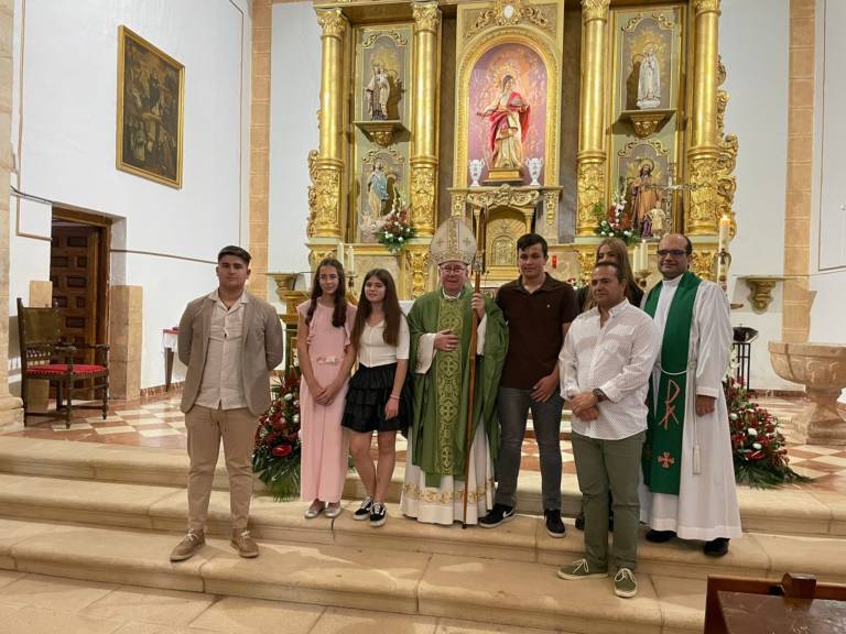 El Sr. Obispo administra la Confirmación aun grupo de jóvenes de Pinarejo