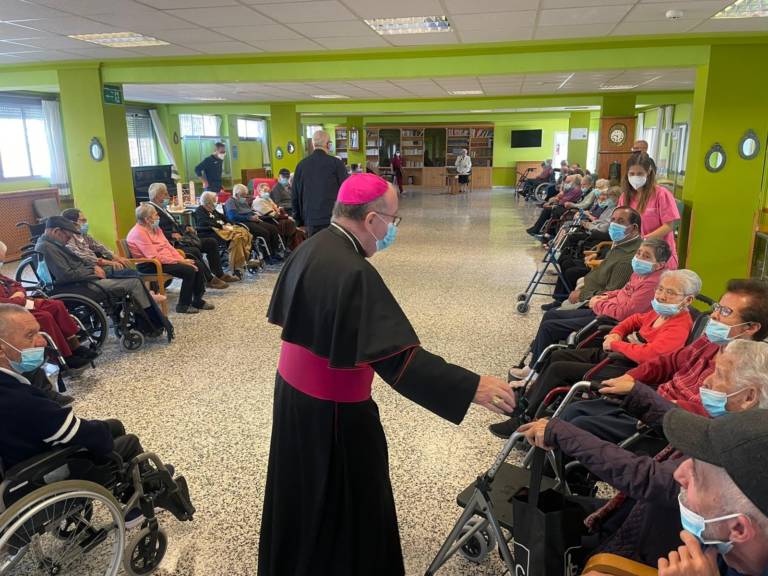 Mons. José Mª Yanguas realiza una Visita Pastoral a la parroquia de El Salvador (Cuenca)