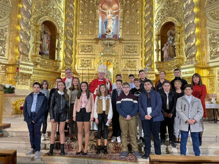 El Sr. Obispo administra el sacramento de la Confirmación a un grupo de jóvenes de Horcajo de Santiago