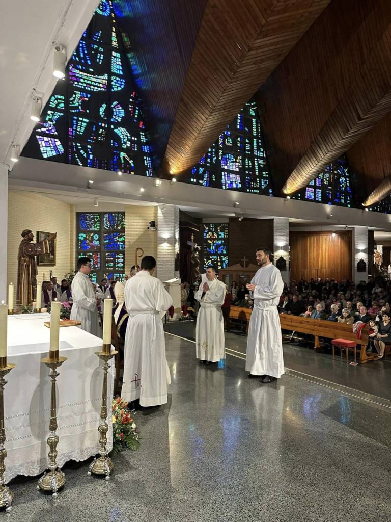 Monseñor Yanguas ordena a dos nuevos diáconos, César y Felipe