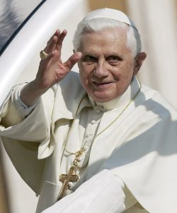 El Obispo de Cuenca pide oraciones por el Papa emérito Benedicto XVI ante su grave estado de salud