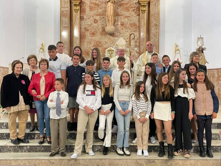 Un grupo de adolescentes de la parroquia de Minglanilla reciben la Confirmación impartida por el Sr. Obispo