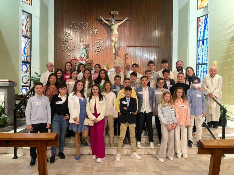 El Sr. Obispo imparte la Confirmación a un grupo de jóvenes de la parroquia de La Paz