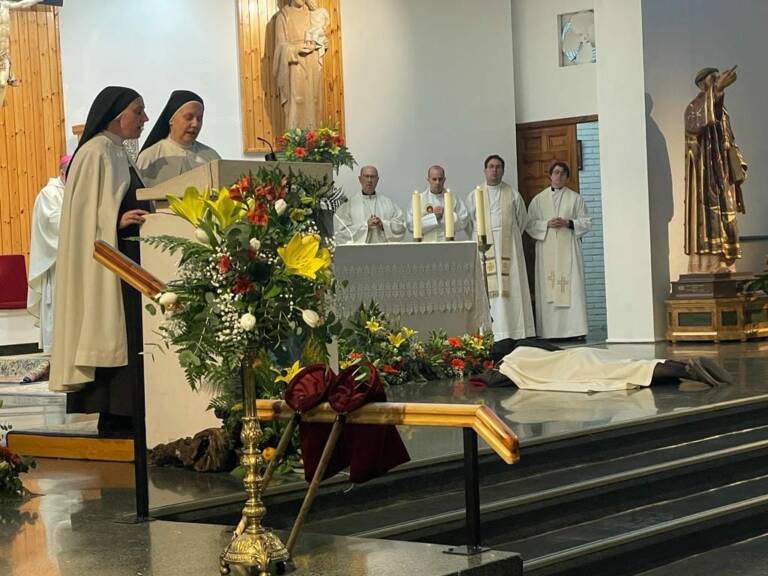 El Sr. Obispo preside la Profesión Perpetua de la hna. Teresa Fernández Rodríguez de las Esclavas Carmelitas de la Sagrada Familia