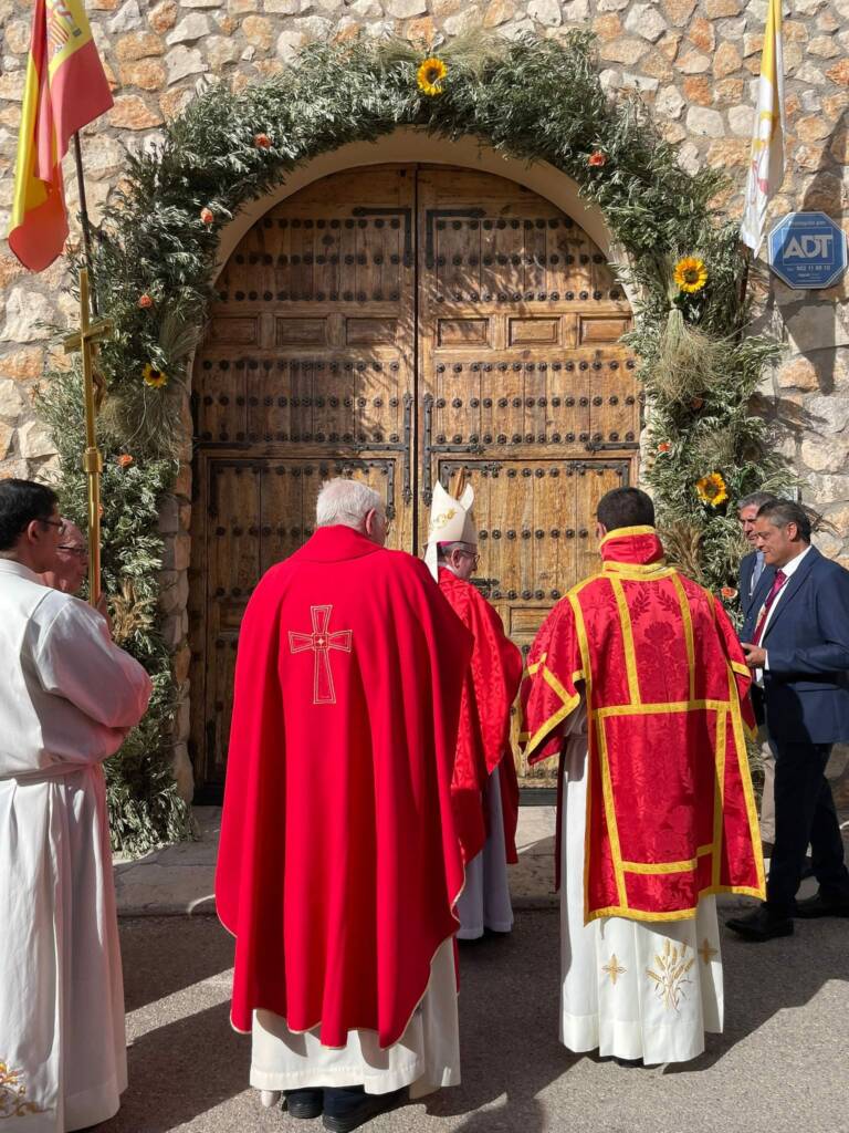 El Sr. Obispo celebra la Misa de Apertura del Año Jubilar del 300° Aniversario del «Santísimo Cristo de la Luz» de Leganiel