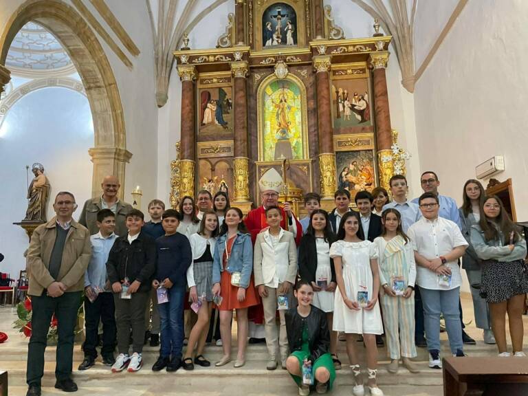 El Sr. Obispo imparte el sacramento de la Confirmación a un grupo de adolescentes de Las Pedroñeras