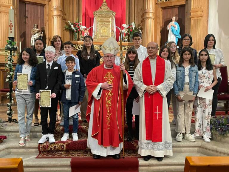 El Sr. Obispo imparte la Confirmación a un grupo de adolescentes de Villar de Olalla