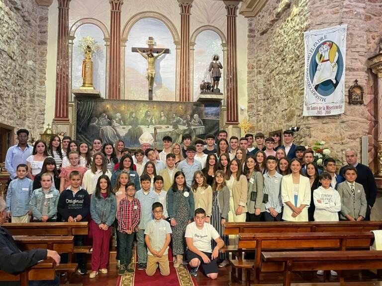 El Sr. Obispo imparte el sacramento de la Confirmación a un numeroso grupo de adolescentes en Casas de Benítez