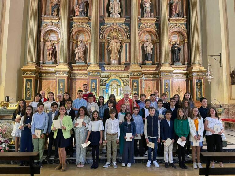 El Sr. Obispo importe el sacramento de la Confirmación a un numeroso grupo de adolescentes de la parroquia de El Salvador