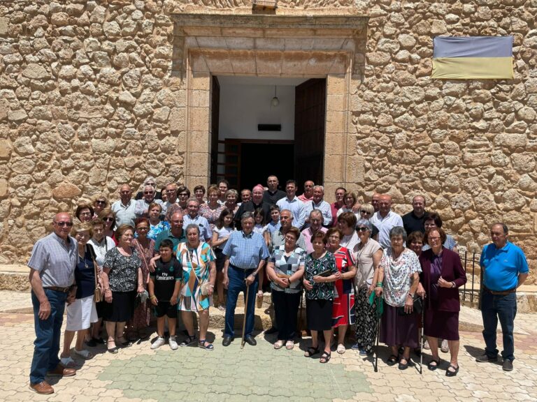 Monseñor José María Yanguas realiza una Visita Pastoral a Casas de los Pinos