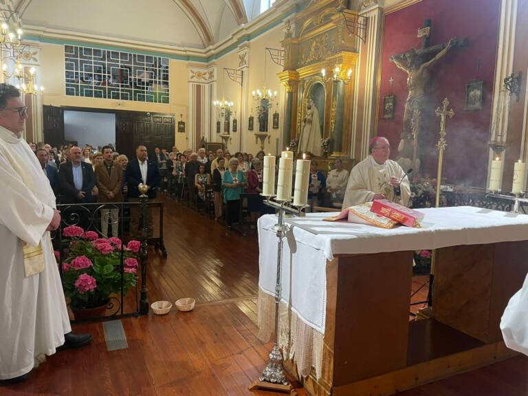 El Sr. Obispo celebra la Misa en la Solemnidad de la Santísima Trinidad en el convento de las Madres Trinitarias de San Clemente