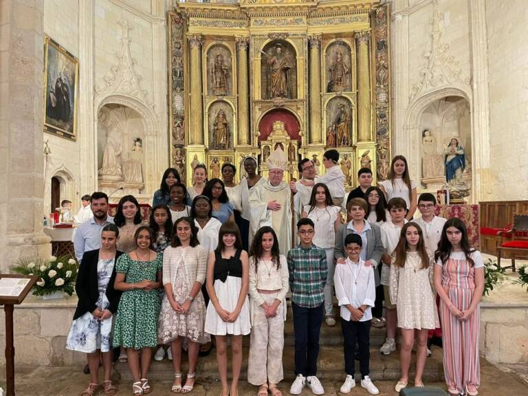 El Sr. Obispo imparte la Confirmación en la parroquia de Belmonte