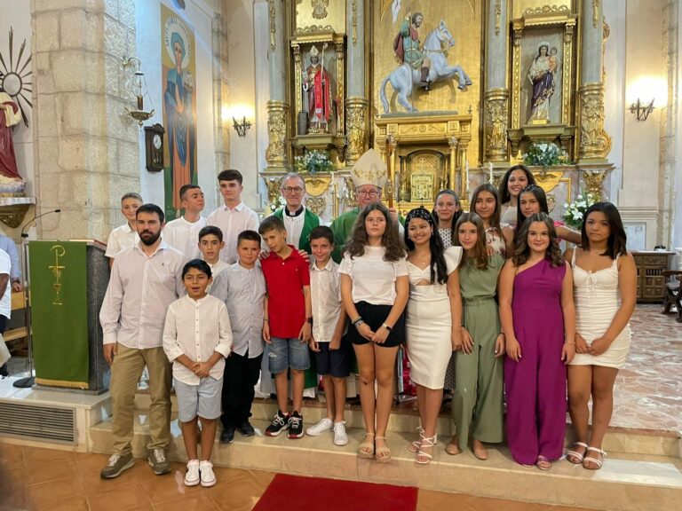 El Sr. Obispo imparte la Confirmación a un grupo de adolescentes en Almonacid del Marquesado