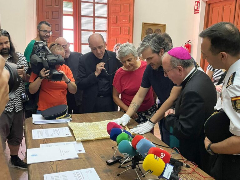 La Policía Nacional recupera un documento del S. XII que fue sustraído hace 43 años del Archivo Capitular de la Catedral