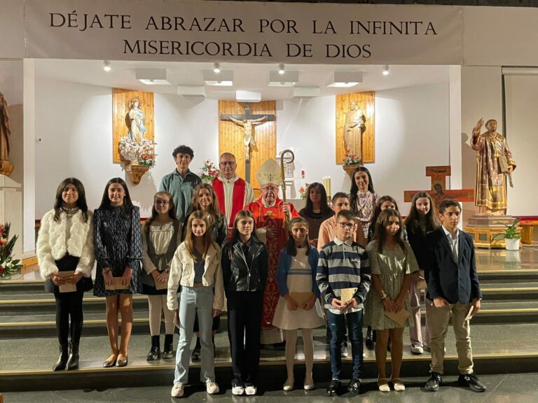 El Sr. Obispo imparte el sacramento de la Confirmación a un grupo de adolescentes de San Esteban (Cuenca)