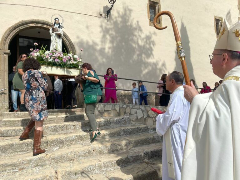 El Sr. Obispo asiste a las fiestas en honor a Santa Teresa en Jábaga