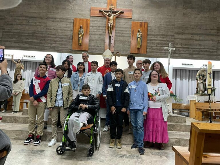 El Sr. Obispo imparte la Confirmación a adolescentes de las parroquias de San Ana y San José Obrero