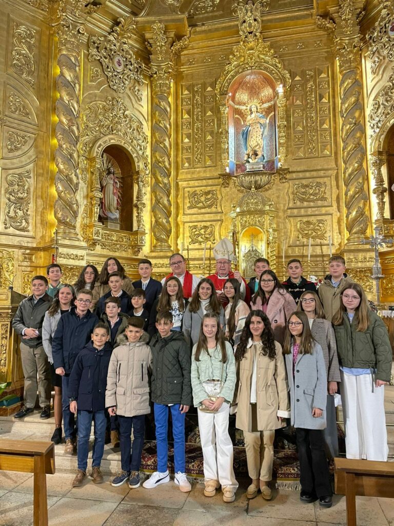 Monseñor José María Yanguas imparte la Confirmación a un grupo de adolescentes de la parroquia de Horcajo de Santiago