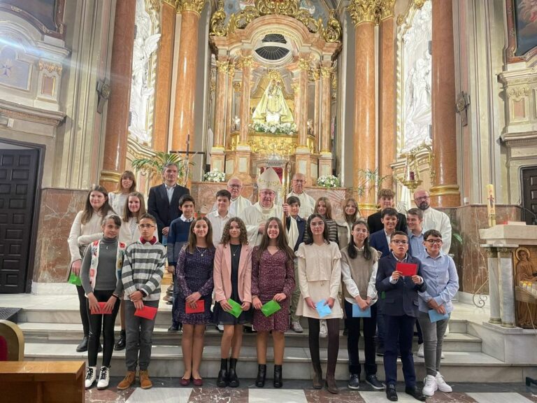El Sr. Obispo imparte la Confirmación a adolescentes de las parroquia de la Virgen de la Luz, La Melgosa y del Colegio Sagrada Familia