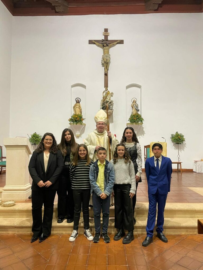 El Sr. Obispo imparte la Confirmación a un grupo de adolescentes en Graja de Iniesta