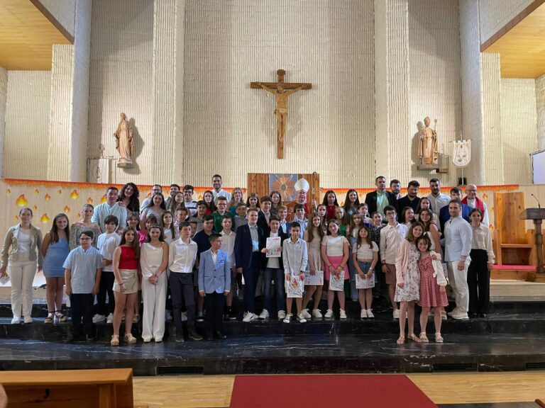 Monseñor José María Yanguas administra la Confirmación a un numeroso grupo de adolescentes de la parroquia de San Julián