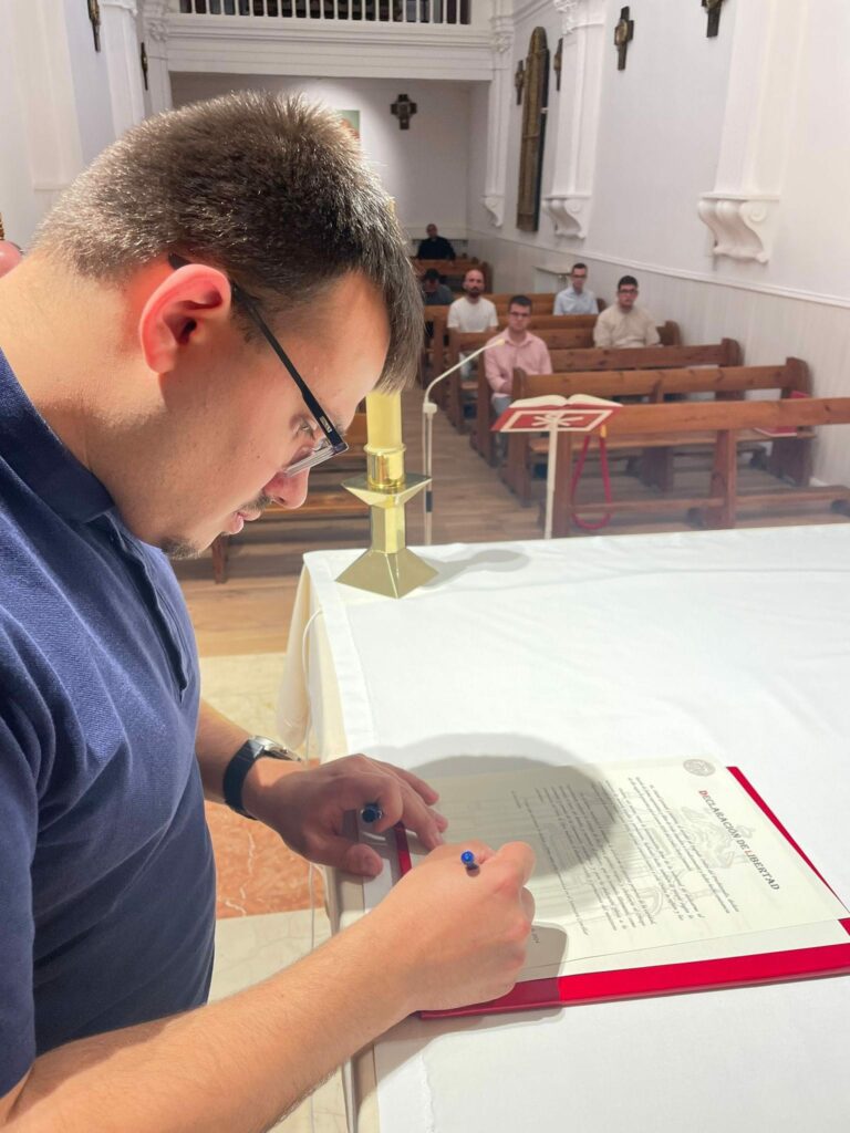 El diácono David Guirado Gutiérrez firma el juramento de fidelidad antes de su ordenación sacerdotal
