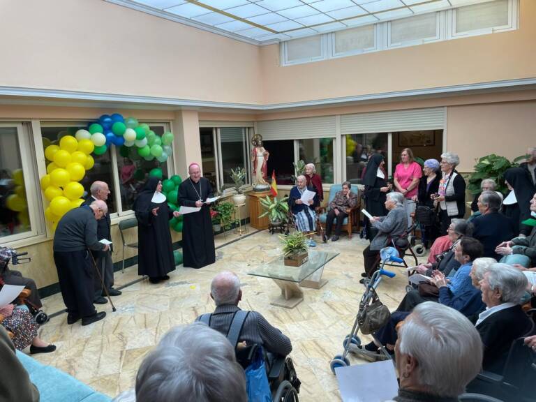 Día de convivencia del Sr. Obispo con las personas mayores en el “Hogar San José” de las Hermanitas de los Ancianos Desamparados