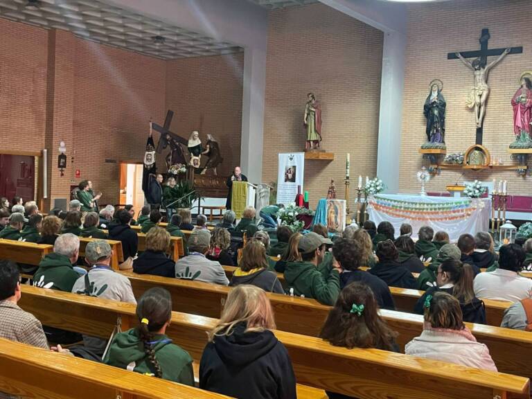 Monseñor Yanguas acompaña a los participantes del I RETIRO LEVÁNTATE KUM para discapacitados