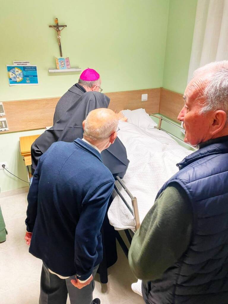 Monseñor Yanguas comparte la tarde de Nochebuena con los presos y los ancianos del Hogar San José